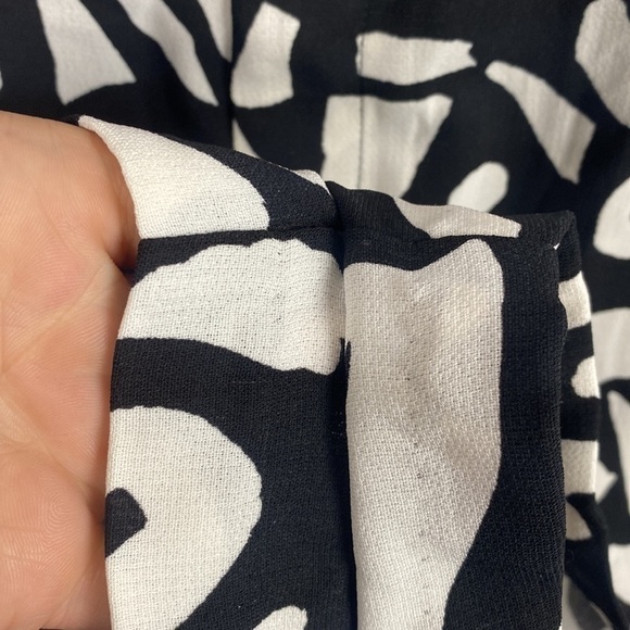 Urban Outfitters Alice + UO Black and White Eilis Geo Print Shorts - Size 10 - Picture 6 of 11